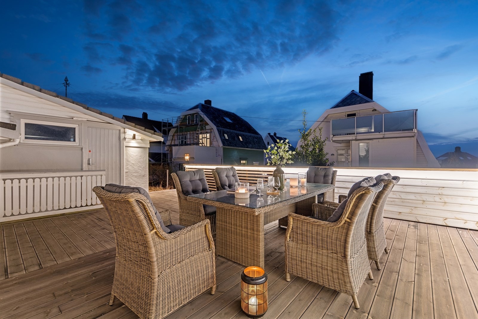 Nyt solrike dager og lune kvelder på terrassen. Galleribilde