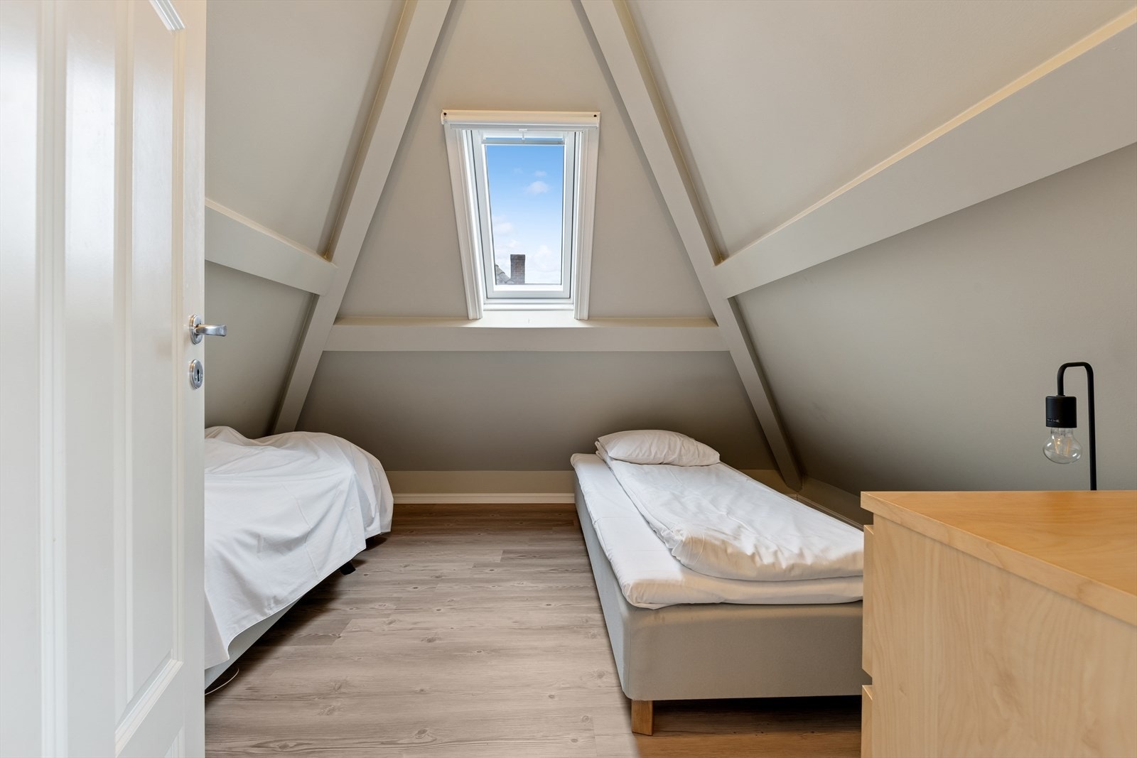 Loftet er innredet med stue og to soverom. (Ikke omsøkt eller godkjent for varig opphold. Se pkt. ferdigattest). Galleribilde