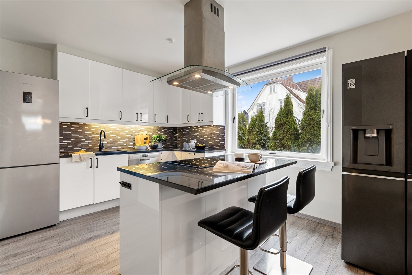 Den funksjonelle kjøkkenøya inkluderer en ekstra sone for frokost. Galleribilde