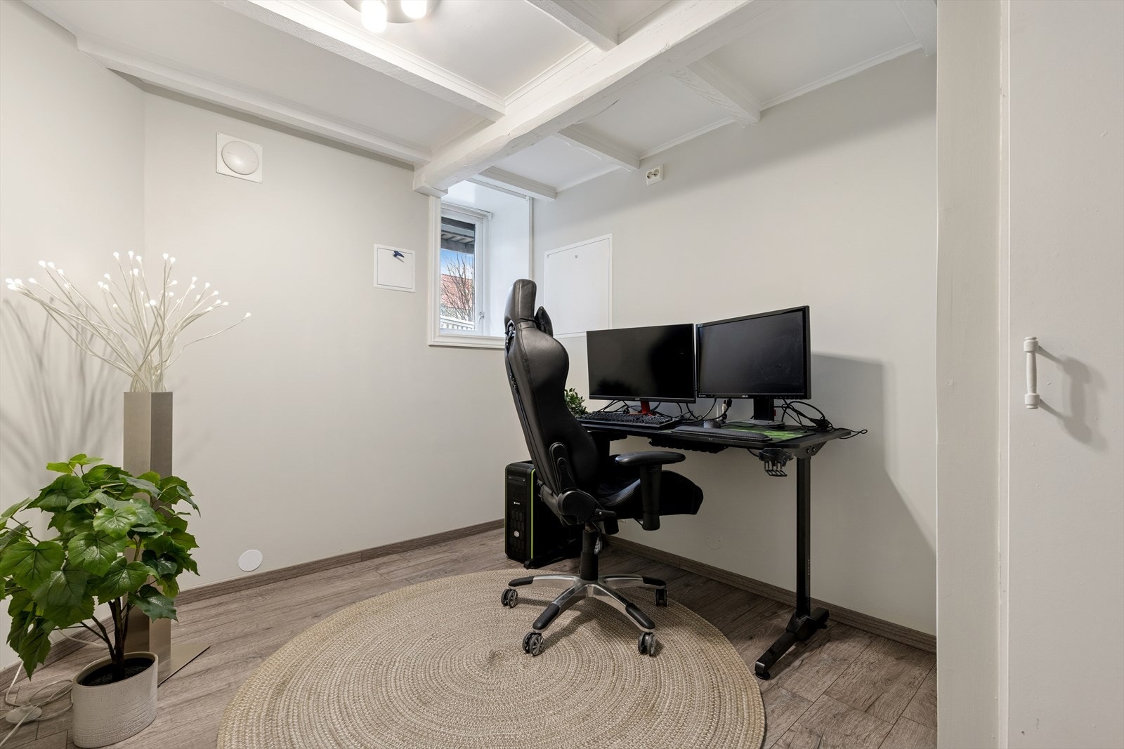 Soverom i kjeller innredet som kontor. Naturlig lysinnfall fra vinduet gir gode arbeidsforhold i rommet. Galleribilde