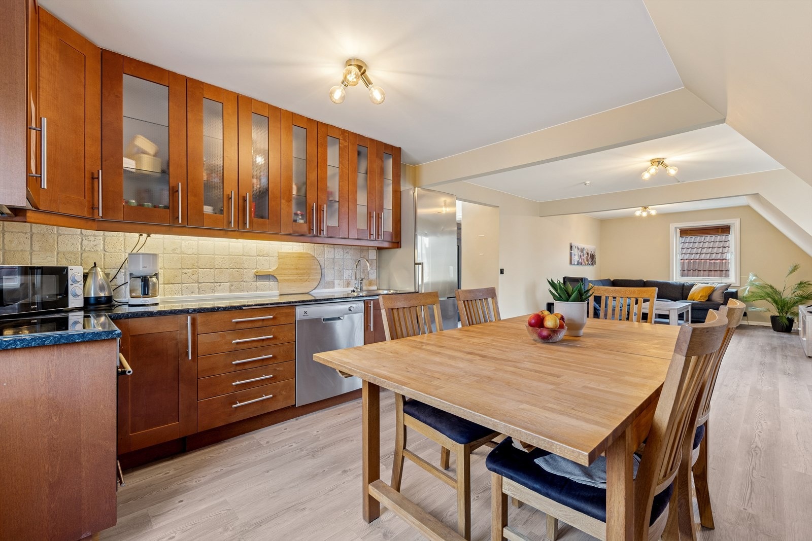 Kjøkkenet har en innredning med profilerte fronter og noen overskap med glassfronter. Galleribilde