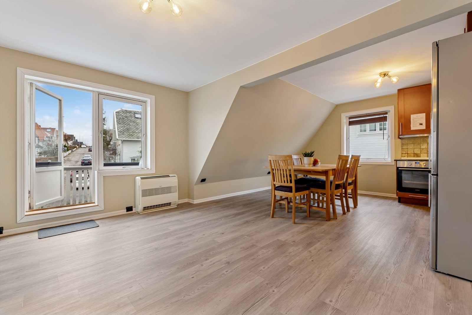 Leiligheten i andre etasje har en åpen løsning mellom kjøkken og stue. Galleribilde