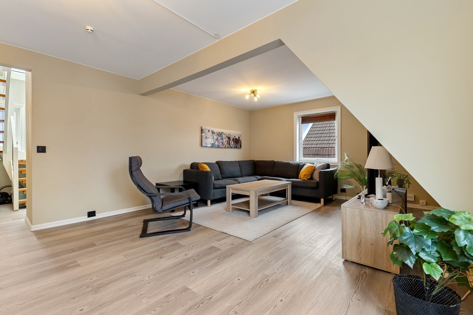 I andre etasje ligger også ett romslig soverom. Her viser originale tegninger opprinnelig to soverom, et av disse er fjernet til fordel for større stue. Galleribilde