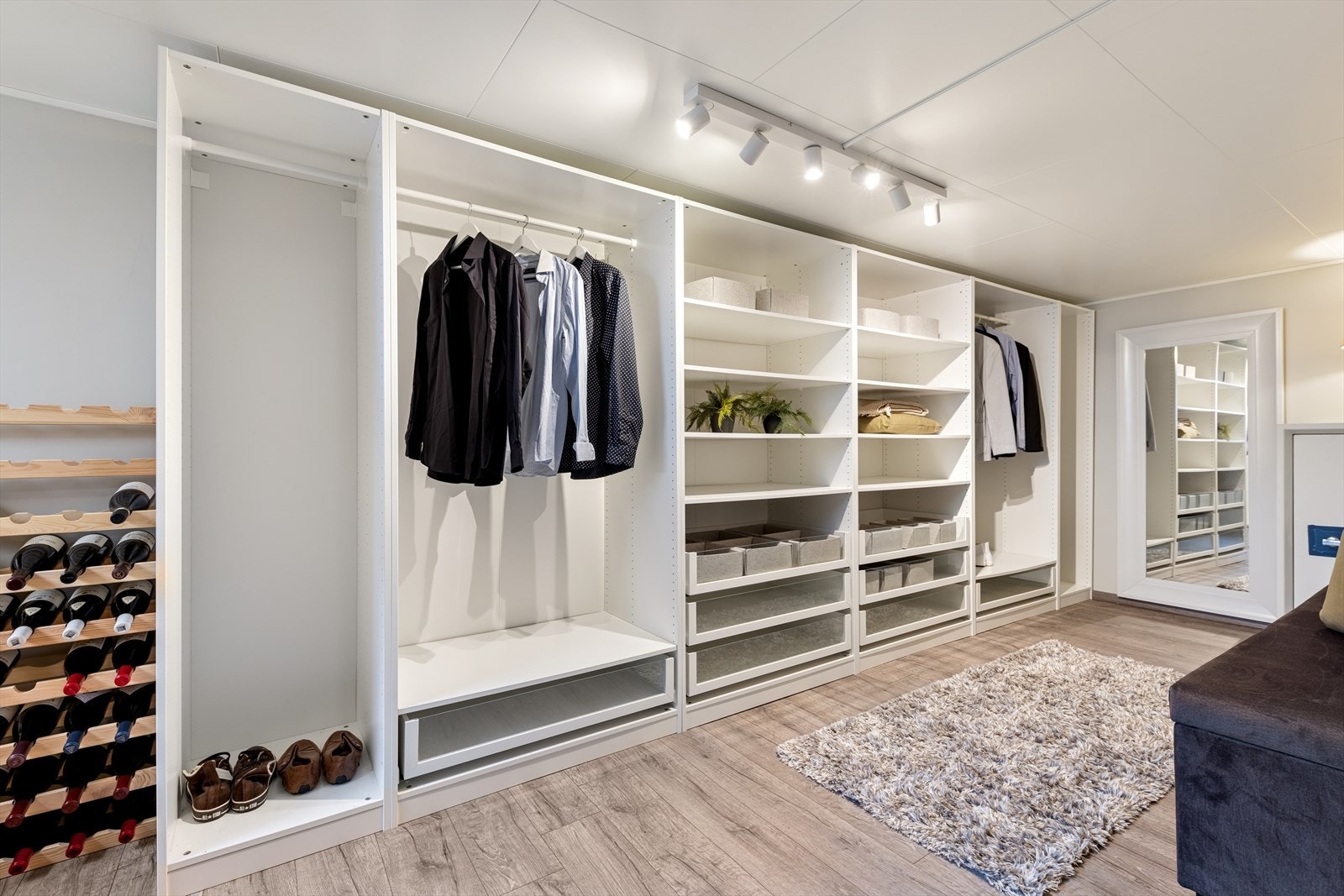 Et av soverommene i kjeller er i dag benyttet som walk-in closet. Galleribilde