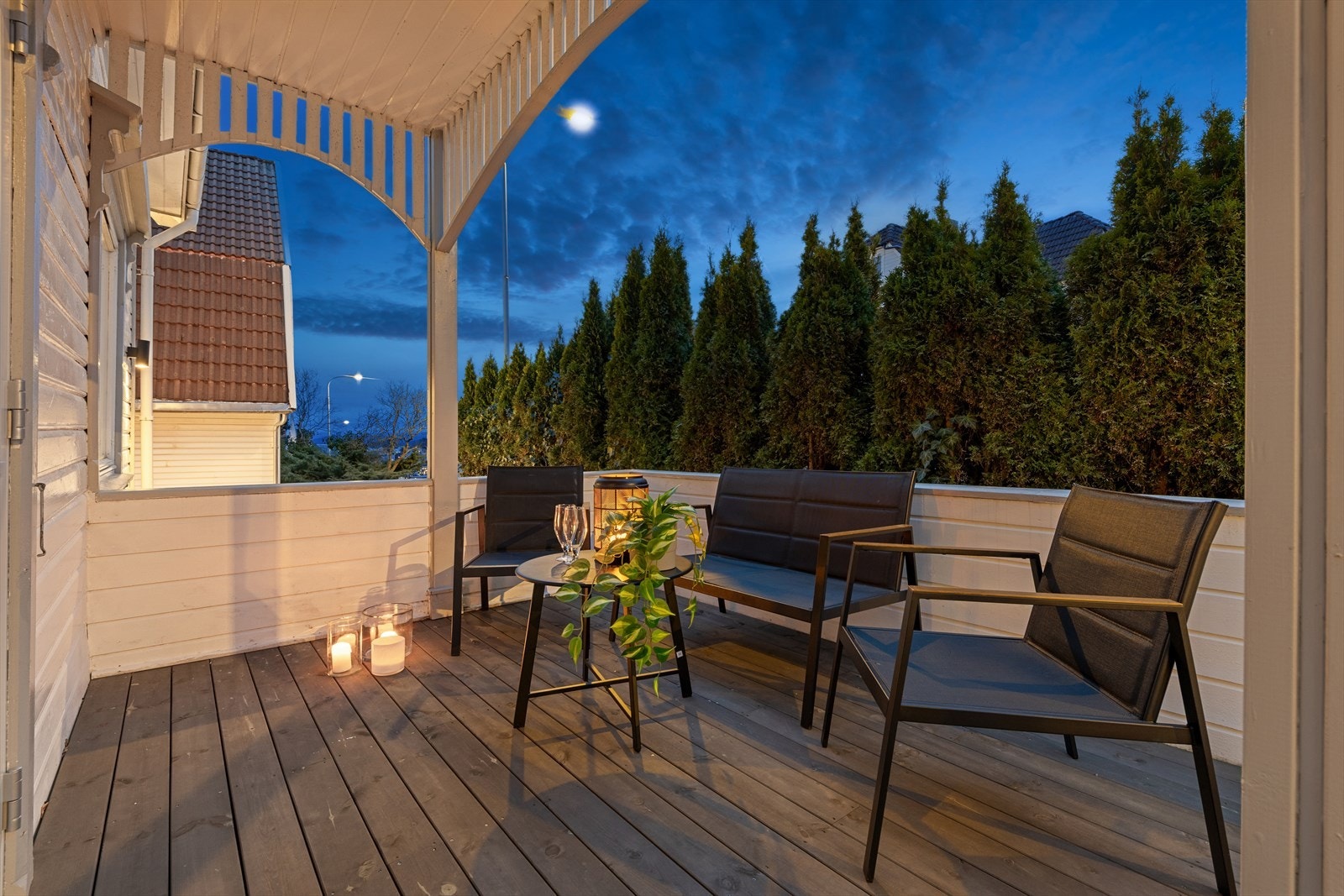 Overbygd veranda med tredekke gir skjermet uteplass. Galleribilde