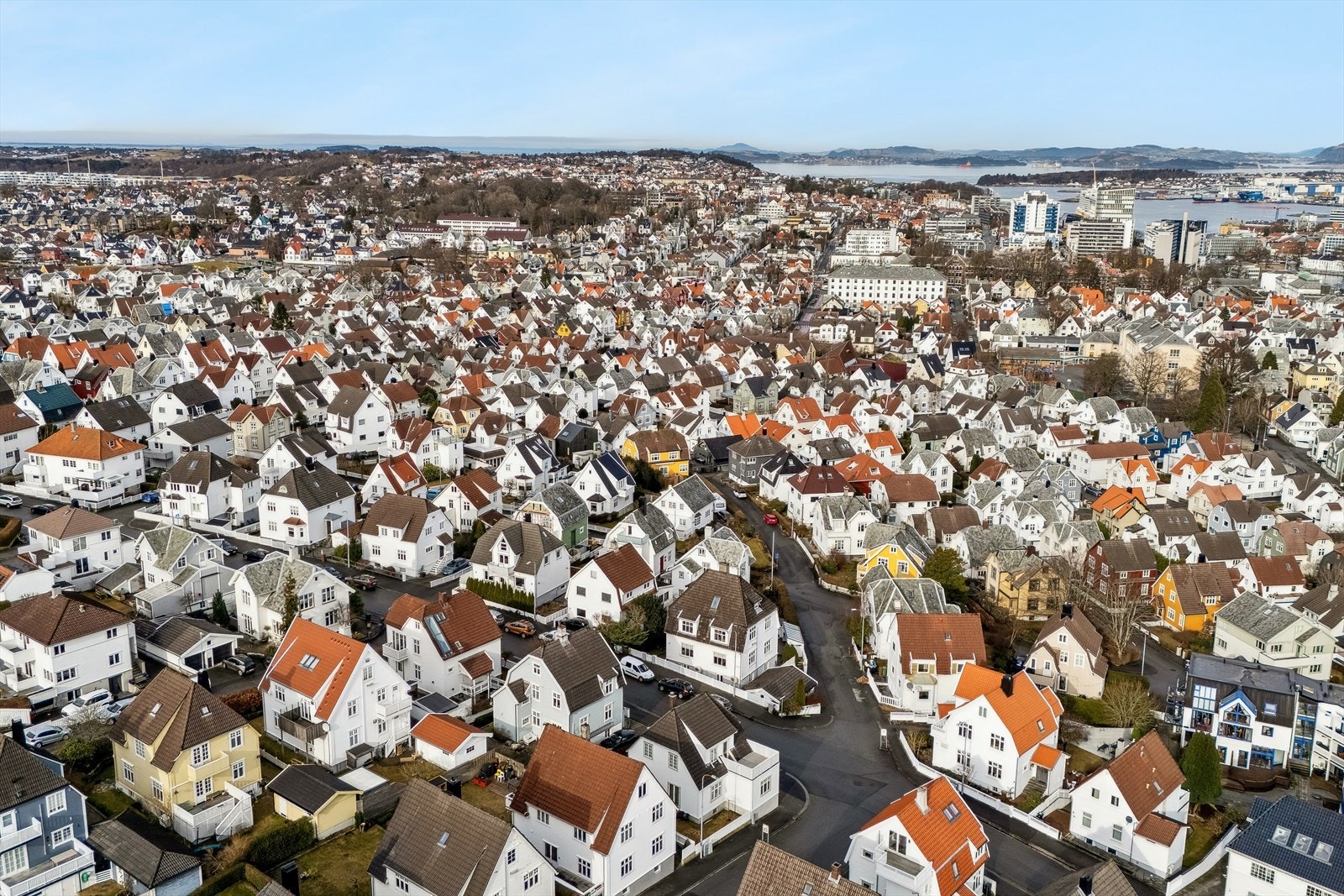 Boligen har også en svært god plassering for rekreasjon og friluftsliv. I gangavstand finner du idylliske Mosvatnet og Vålandsskogen, populære områder for tur, jogging og søndagsturer. Galleribilde