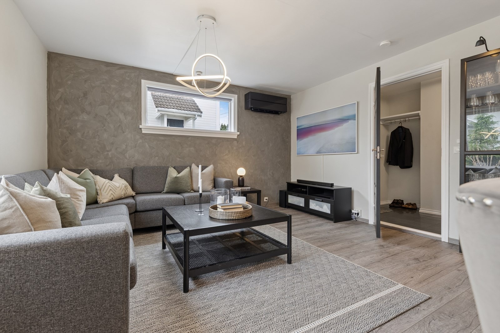 Laminatgulv i stuen gir et moderne preg, mens varmepumpen fra 2021 sikrer et godt inneklima. Galleribilde