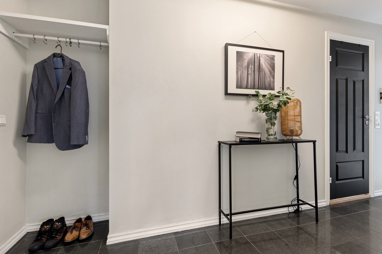 Gangen i første etasje har et flislagt gulv som gir et praktisk og lettstelt inngangsparti. Galleribilde