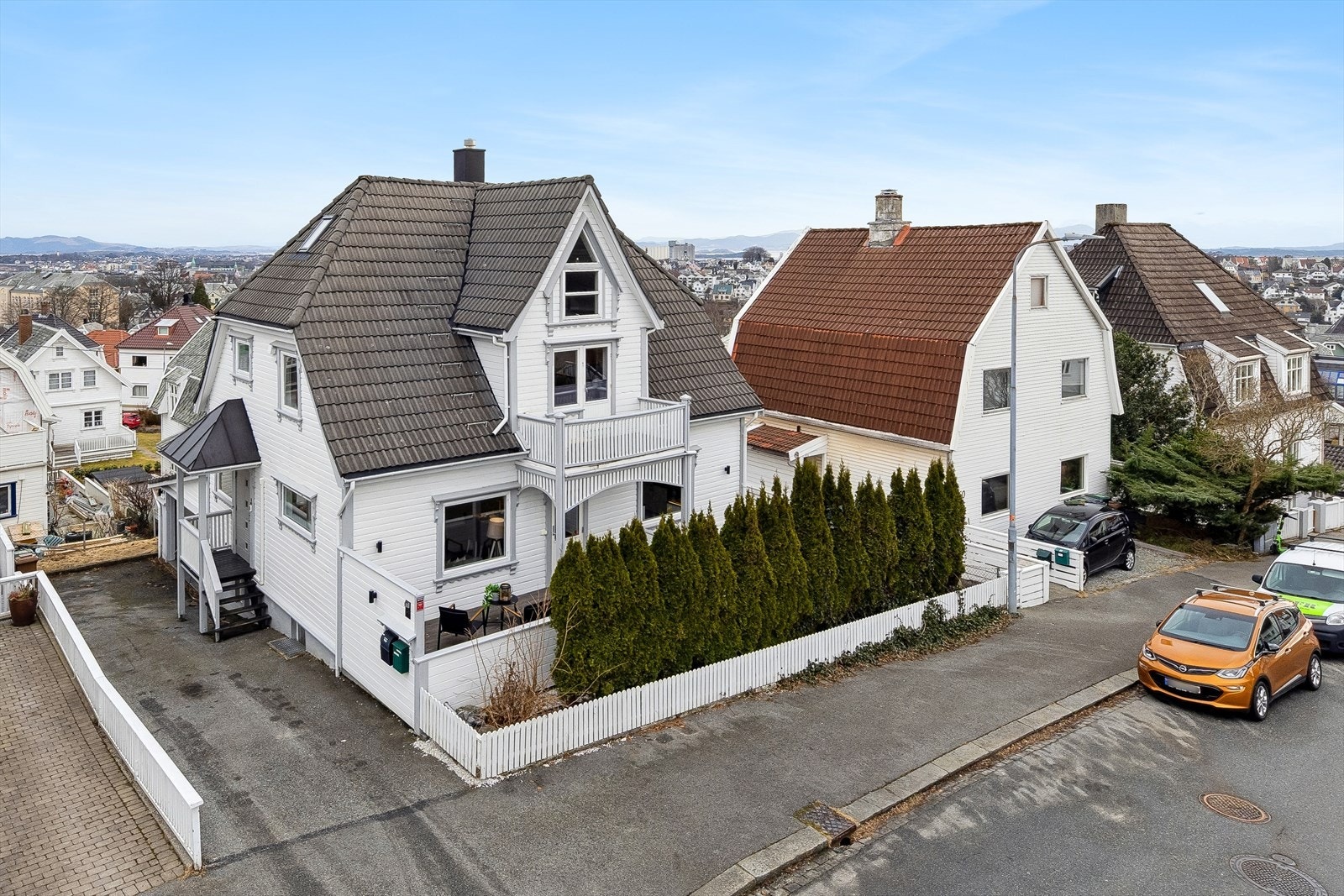 Lekker villa med etterspurt beliggenhet på Våland. Her har du muligheten til å sikre deg en svært innholdsrik bolig, innredet med to enheter som strekker seg over fire plan. Galleribilde