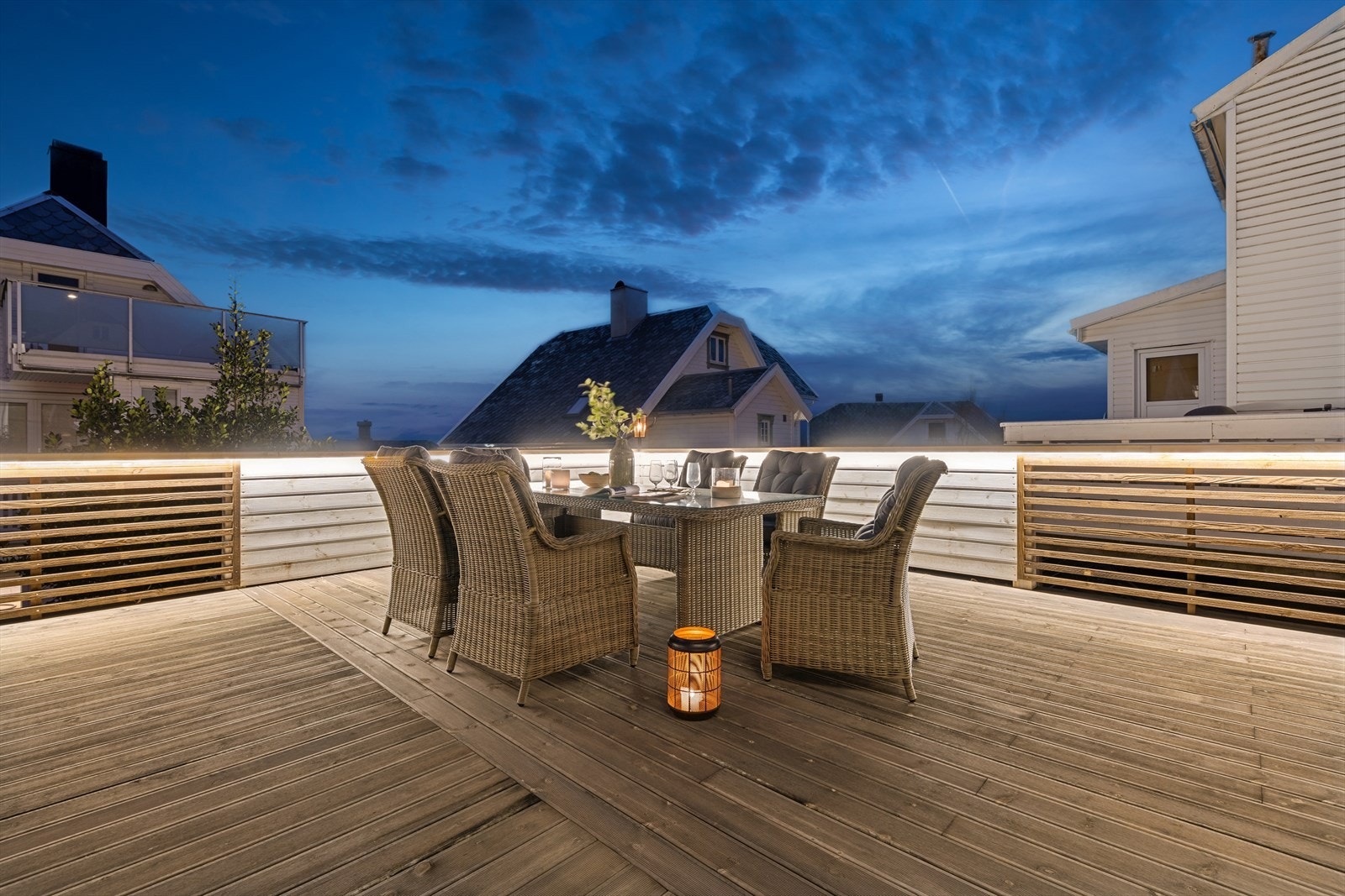 Utsyn over nabolaget fra terrasse med nytt rekkverk fra 2025. Galleribilde