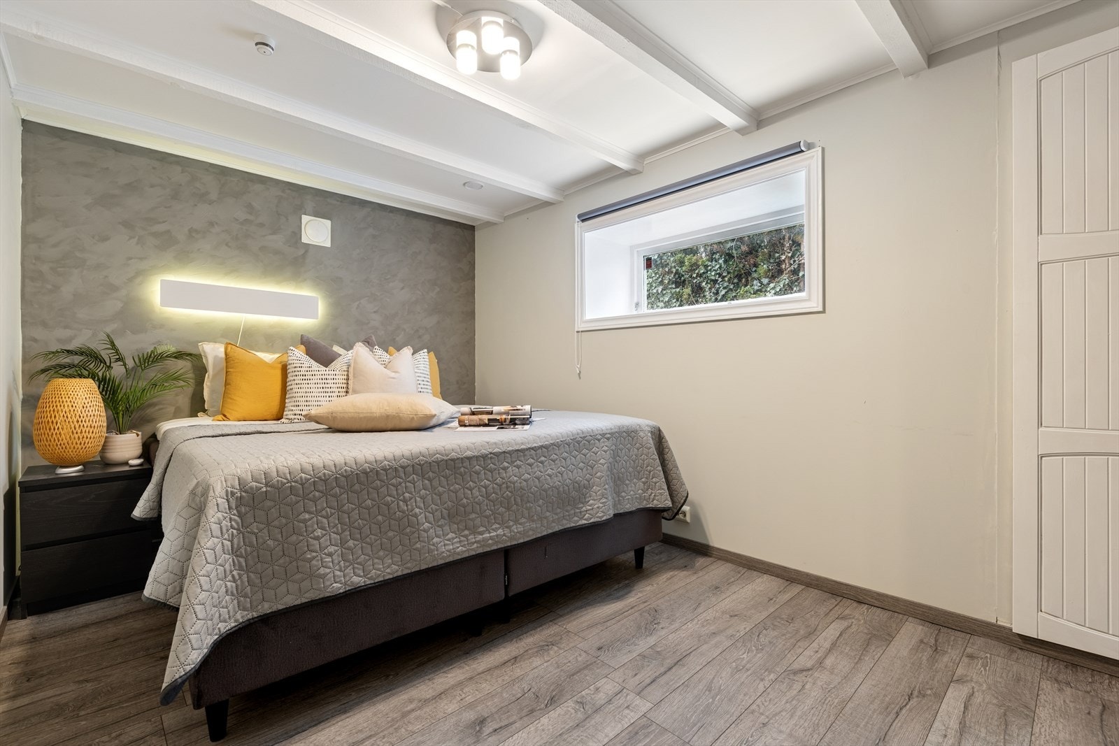 Romslig soverom med god plass til stor seng og tilhørende møbler. Galleribilde