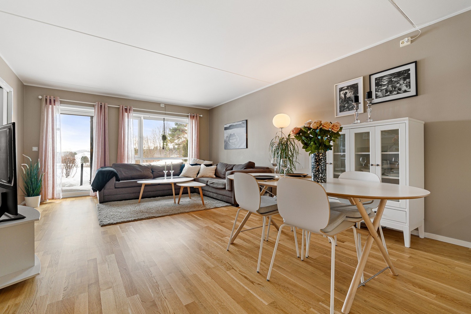 Flott og innbydende 3-roms leilighet i 1. etasje fra 2009. Galleribilde