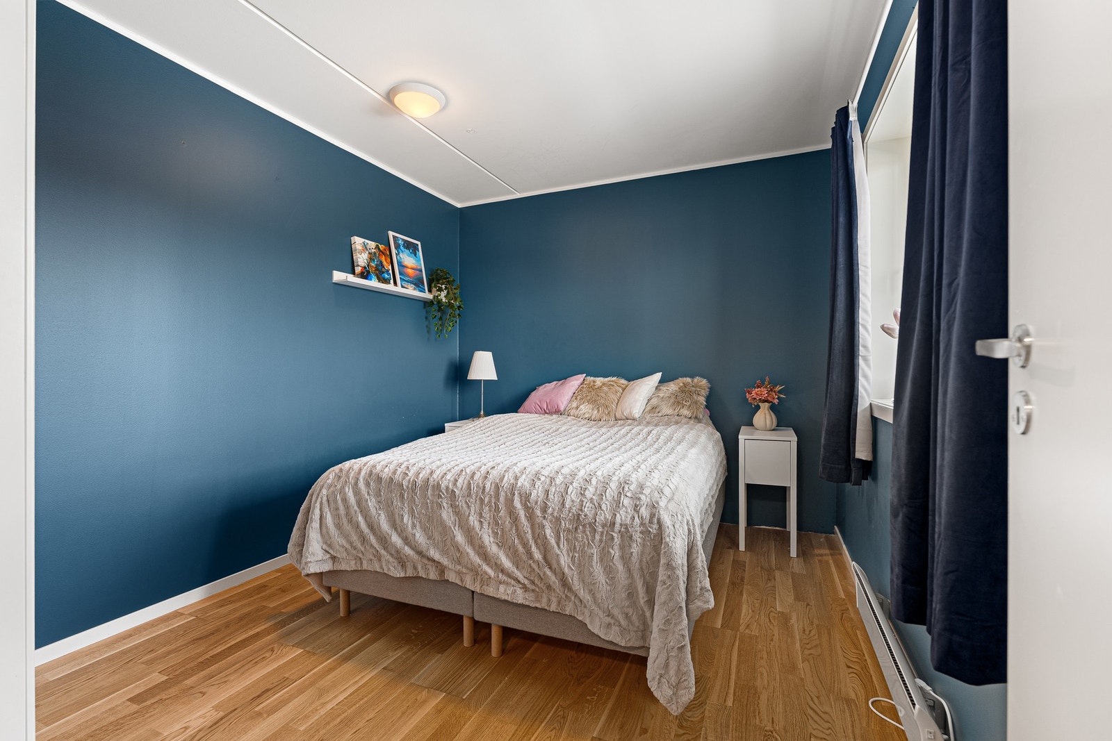 God plass til dobbeltseng og garderobeskap. Galleribilde