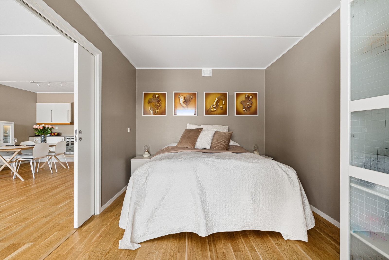 God plass til dobbeltseng og garderobeskap. Galleribilde