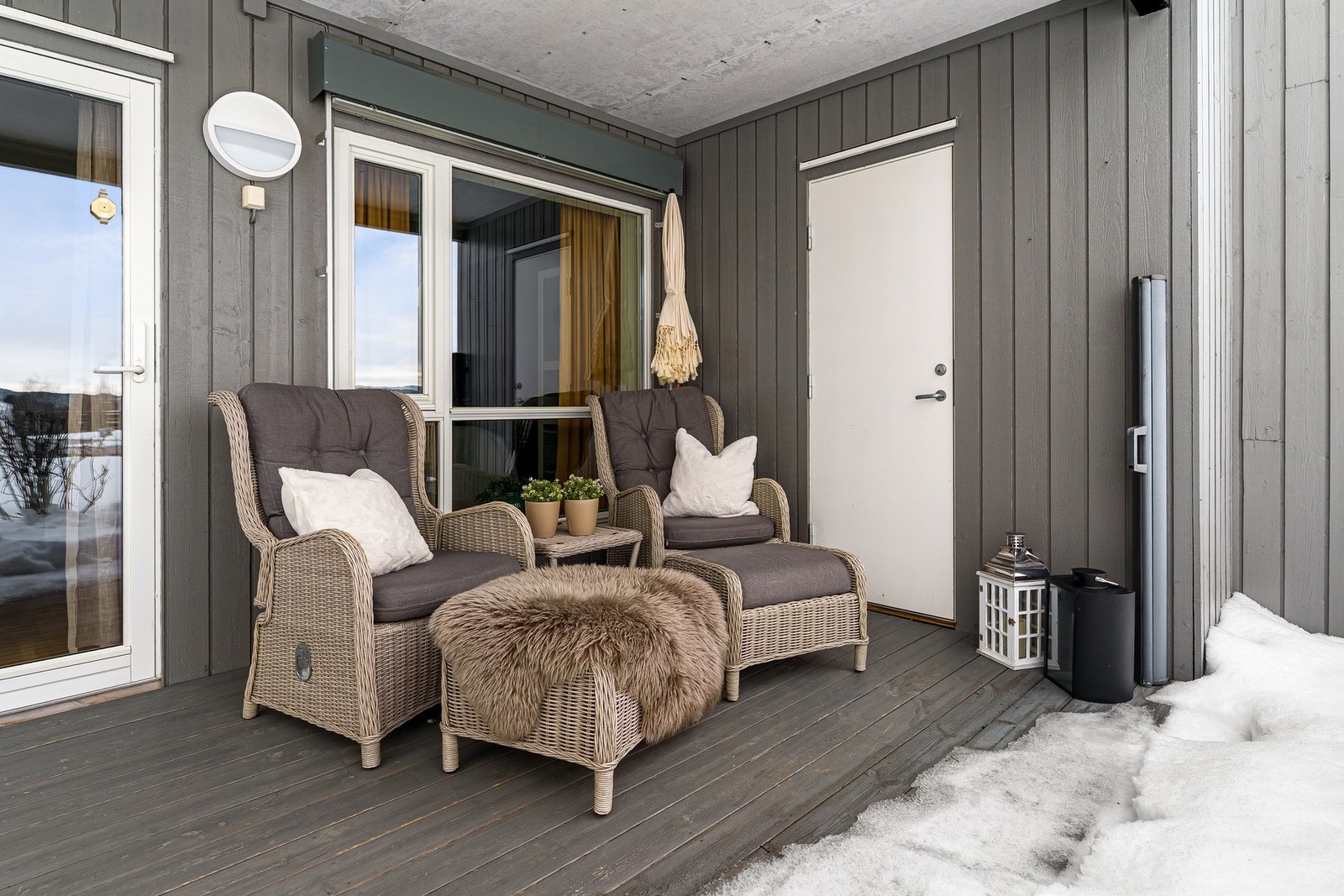 Fra stue er det utgang til en flott terrasse på 16 m² med flotte sol- og utsiktsforhold. Galleribilde