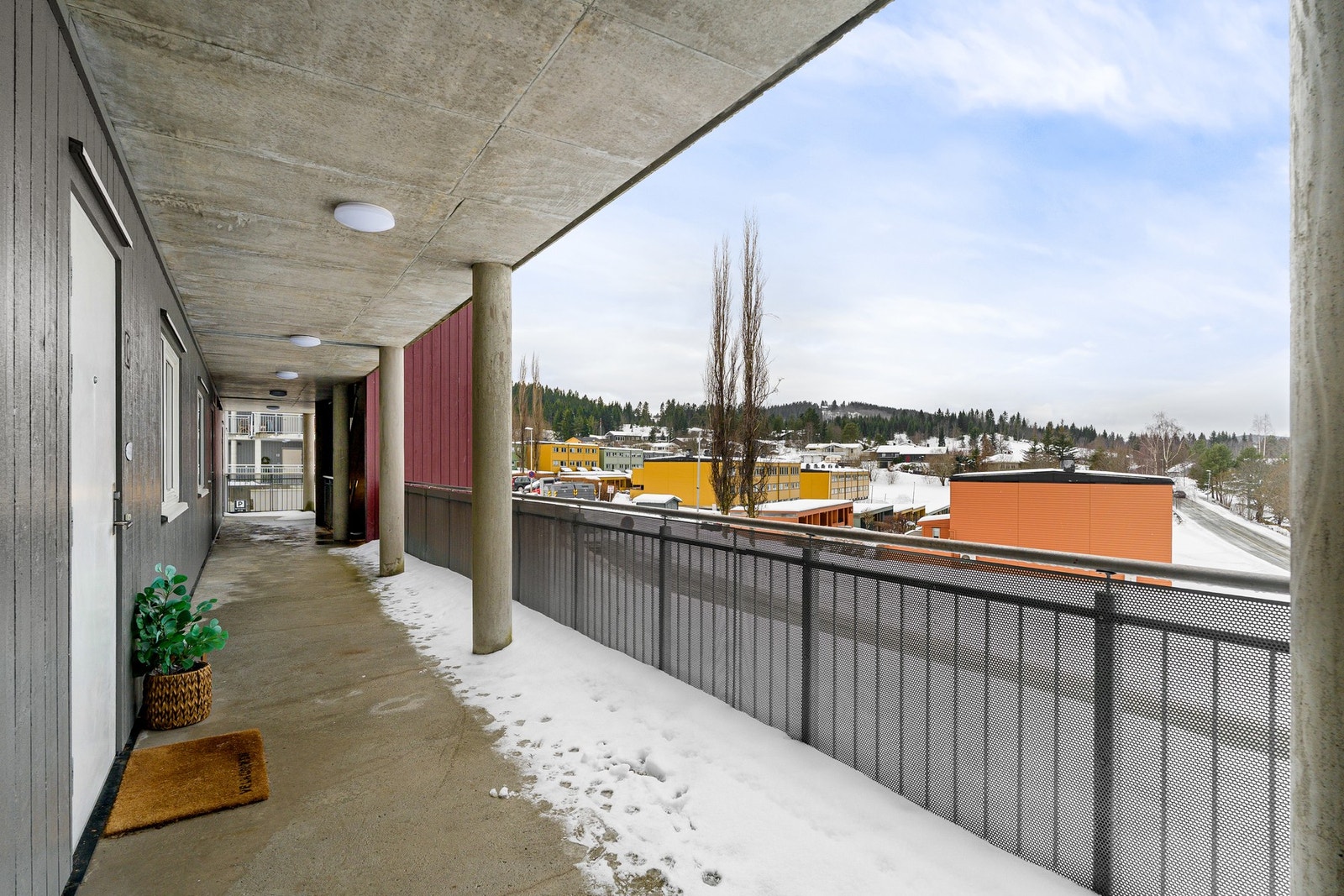 Hyggelig inngangsparti til leiligheten. Galleribilde