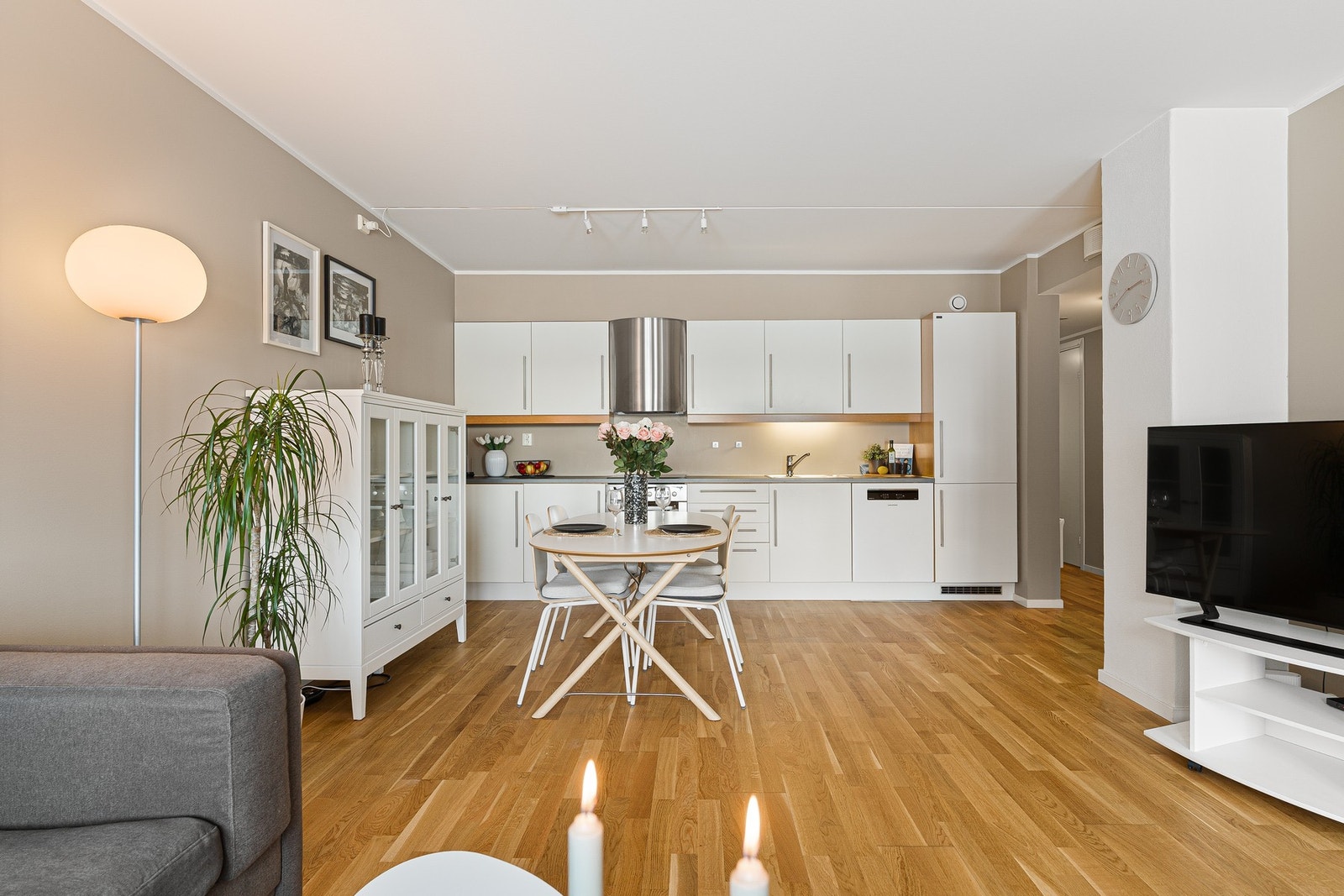 Romslig stue/kjøkken på 29 m². Galleribilde