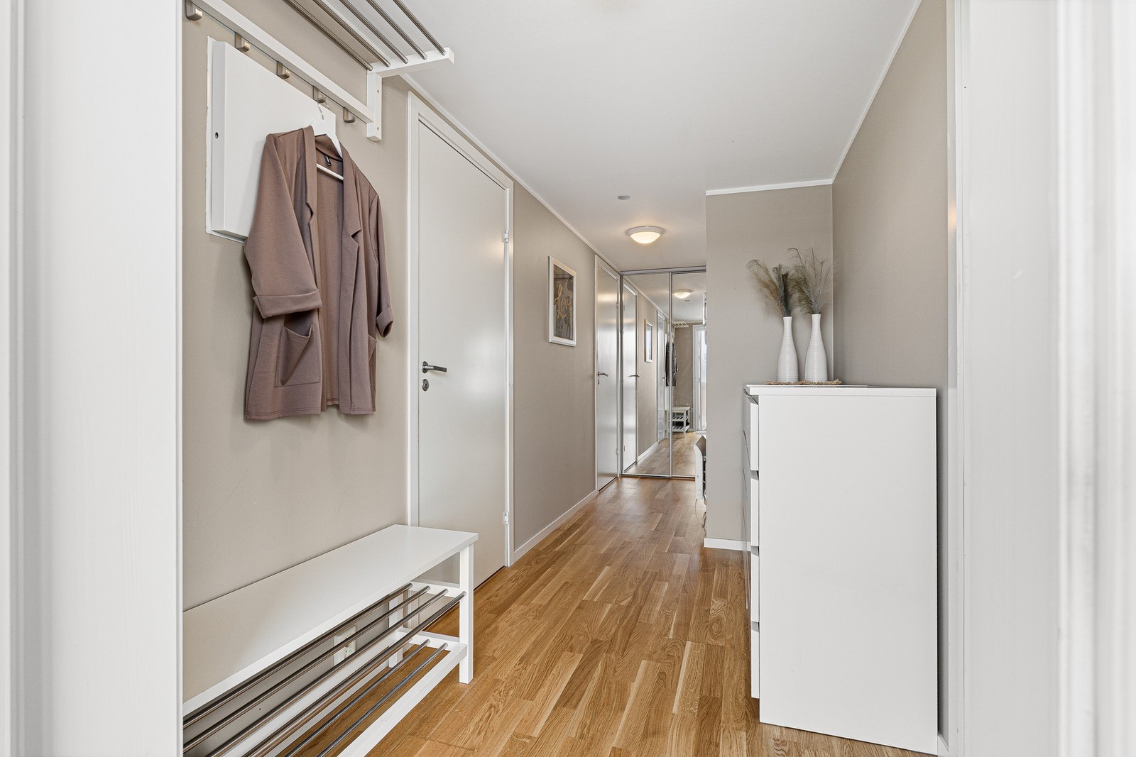 Entrè med god plass til oppheng av klær. Galleribilde