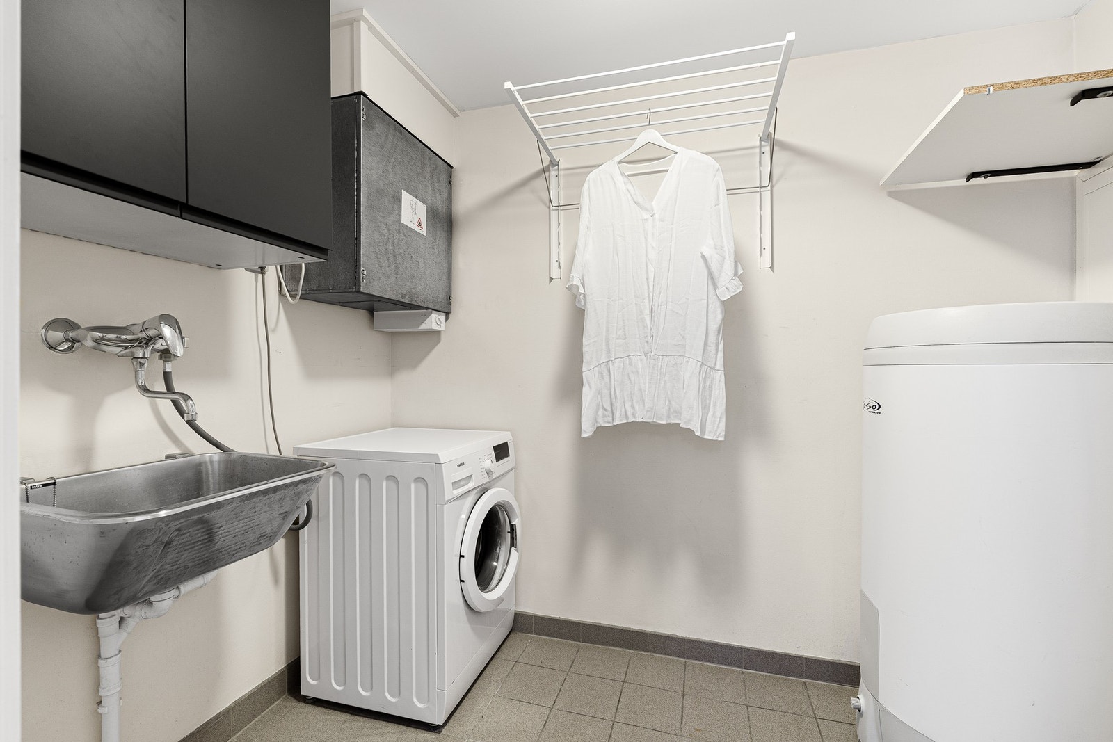 Separat vaskerom med opplegg for vaskemaskin. Galleribilde