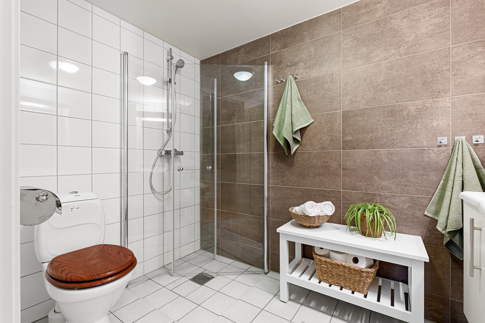 Flott flislagt bad med dusjhjørne. Galleribilde