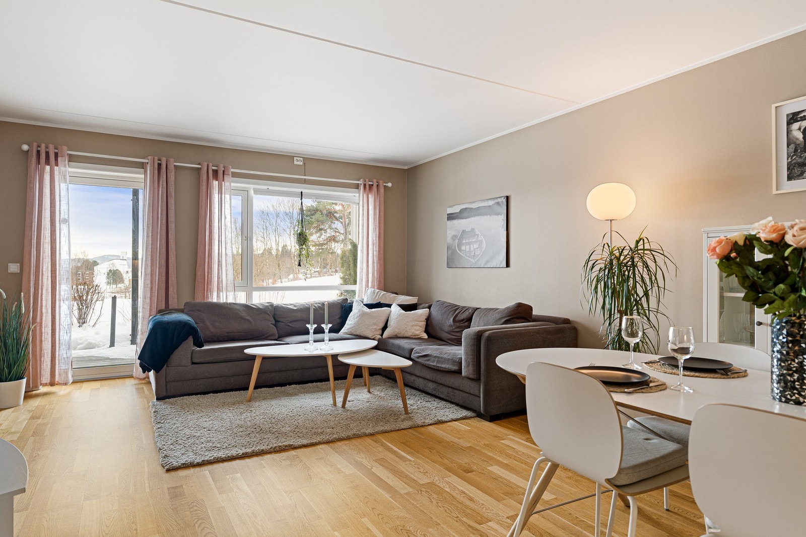 Store vindusflater på stuen som slipper inn mye dagslys. Galleribilde