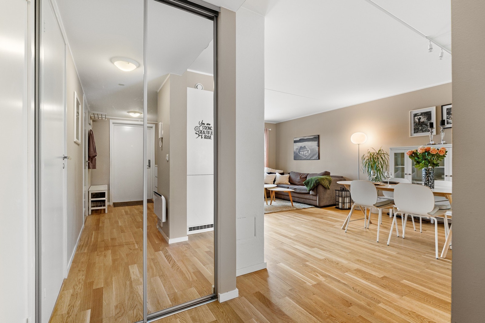 Garderobeskap i gang med mulighet for oppbevaring. Galleribilde