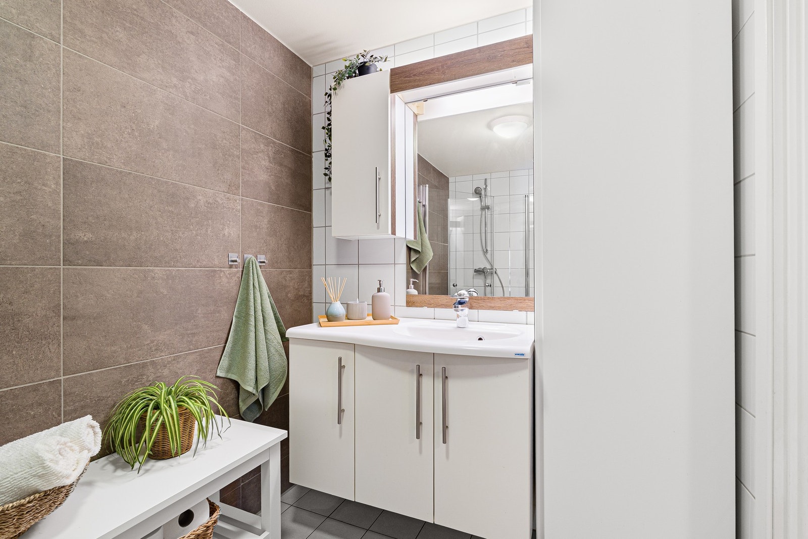 Servant med underskap og høyskap til oppbevaring. Galleribilde