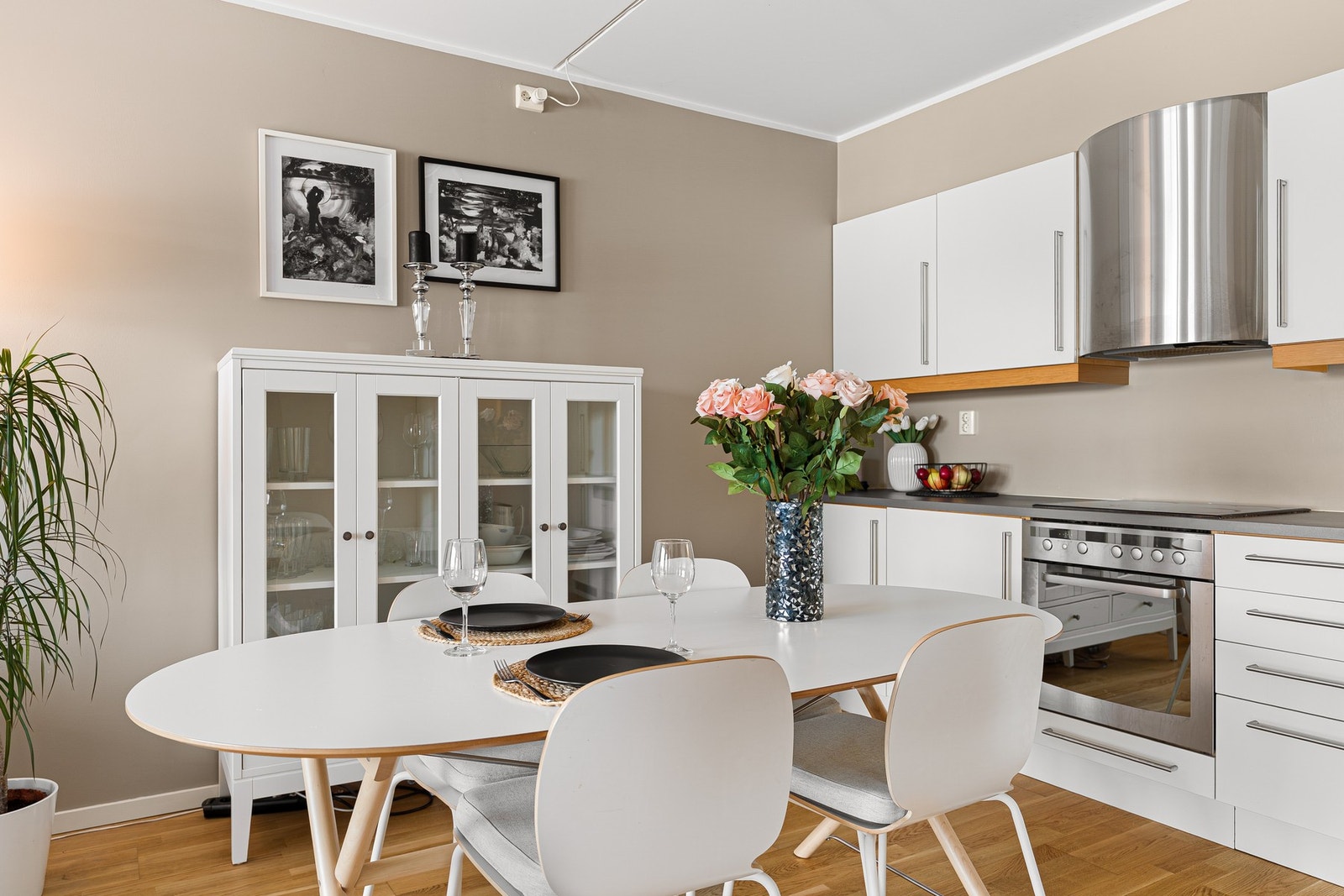 I tilknytning til kjøkkenet har man god plass til et spisebord for sosiale sammenkomster. Galleribilde