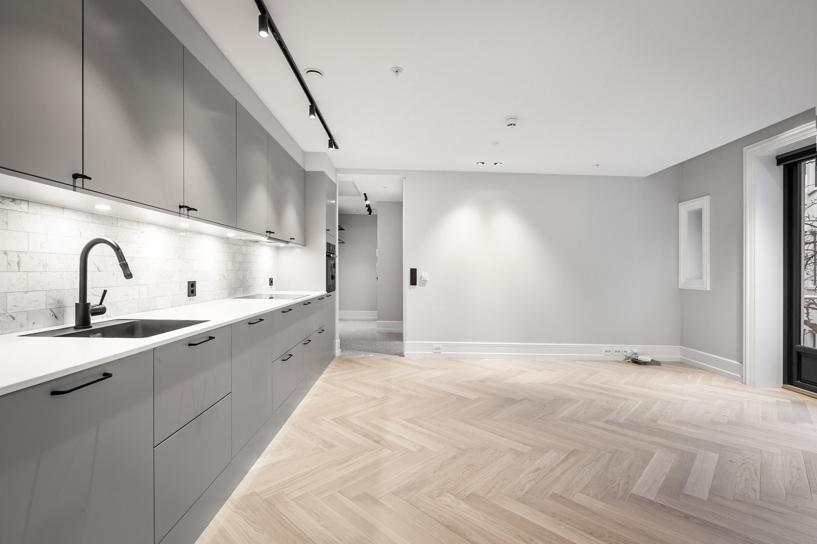 Flott kjøkkeninnredning fra Sigdal med Corian benkeplate Galleribilde