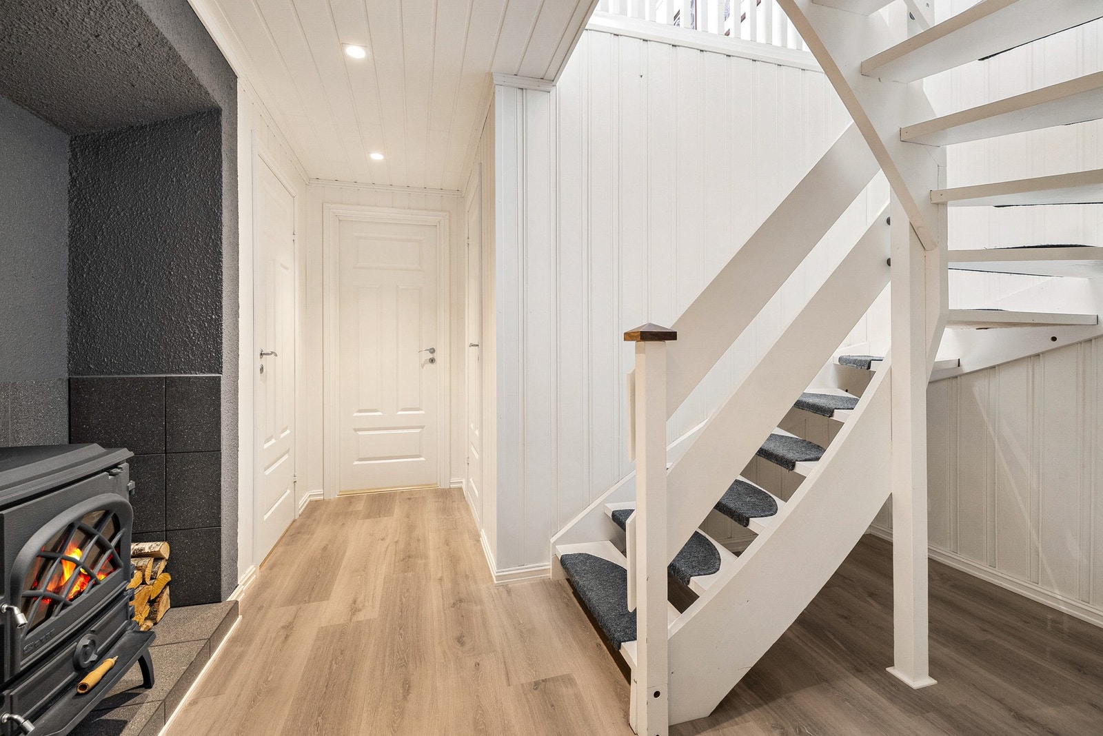 Underetasjen består av vindfang/entrè, hall m/trapp, soverom, kjellerstue, bad, garderobe, 2 boder og teknisk rom/vaskerom Galleribilde