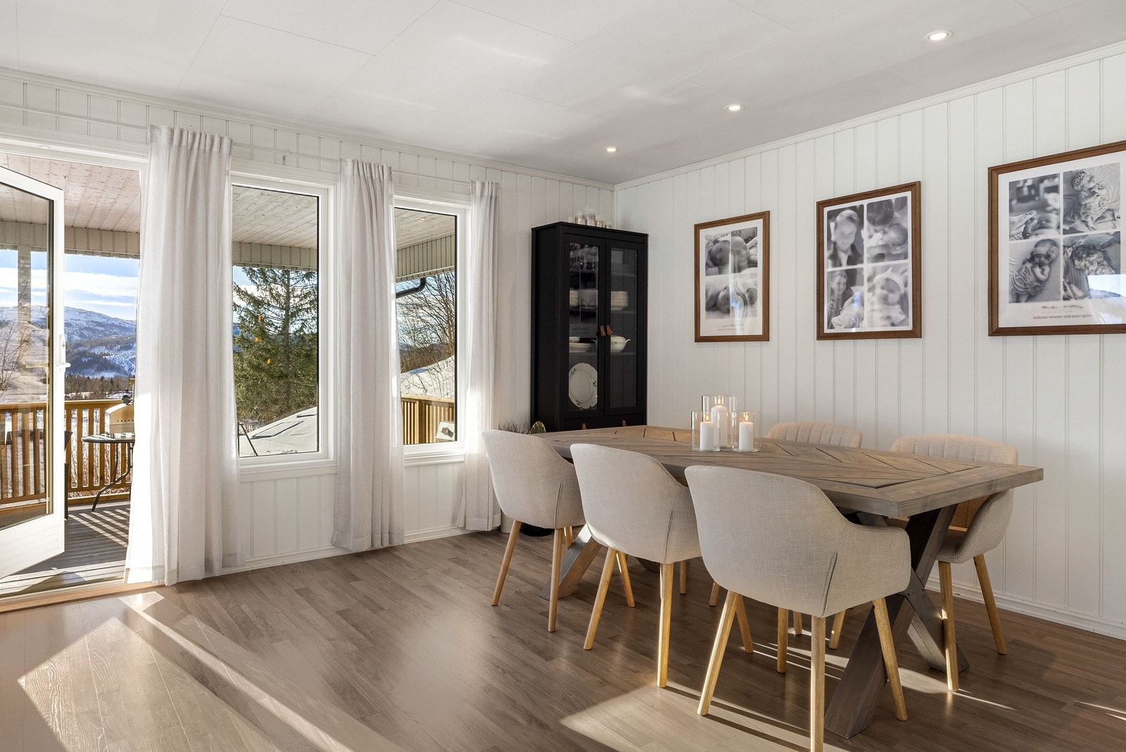 Direkte utgang til koselig veranda og trivelige uteområder Galleribilde