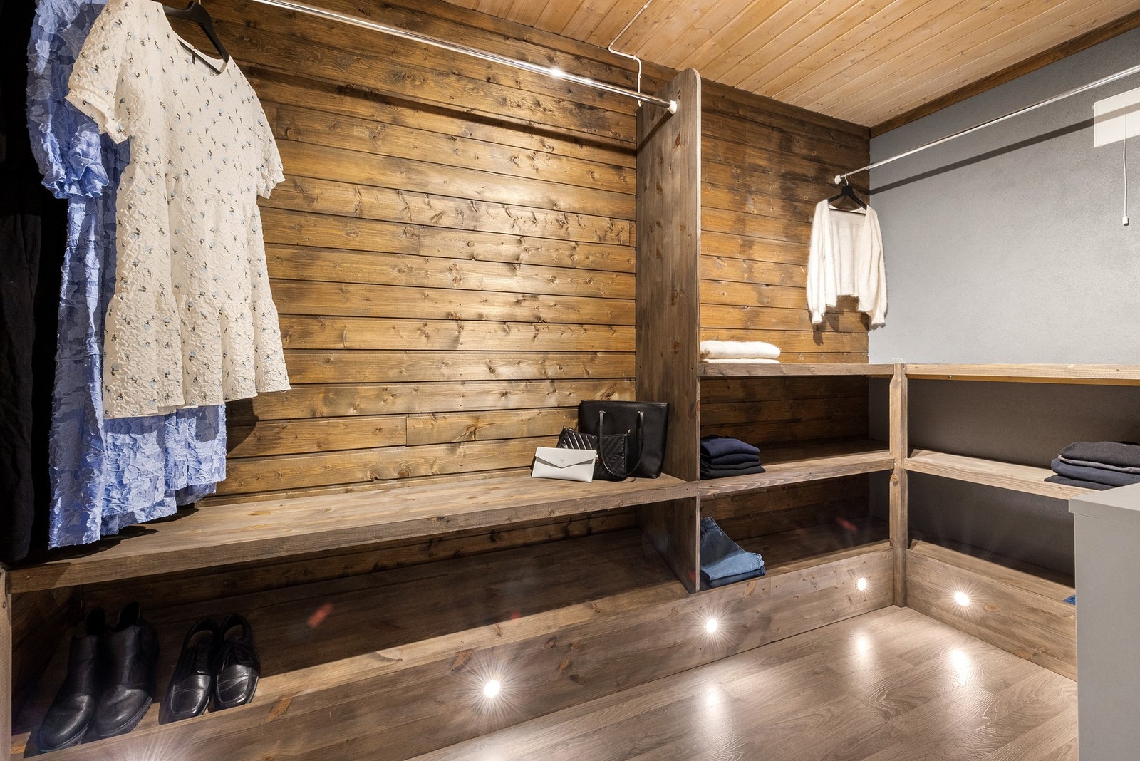 Hverdagsluksus med eget rom for garderobeløsning Galleribilde