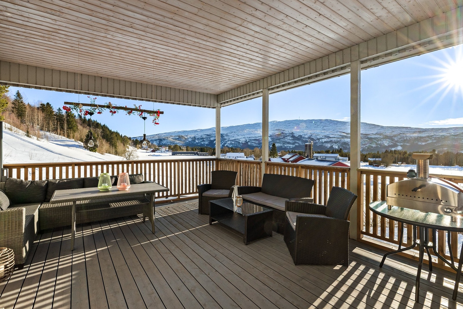 Takoverbygd veranda for både rolige stunder og hygge Galleribilde