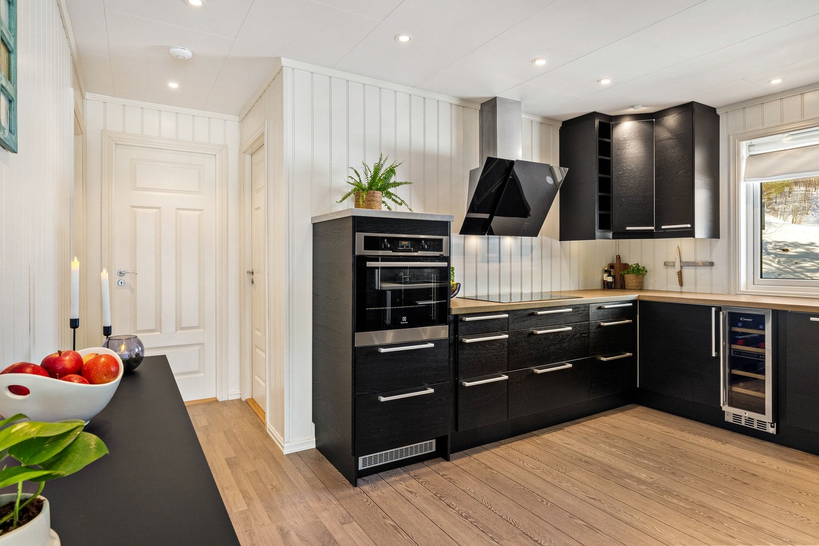 Stilrent kjøkken med integrerte hvitevarer Galleribilde