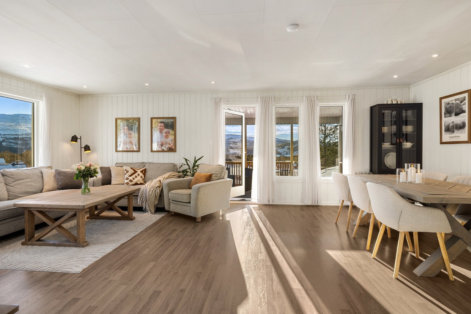 Stuen er lys og innbydende Galleribilde