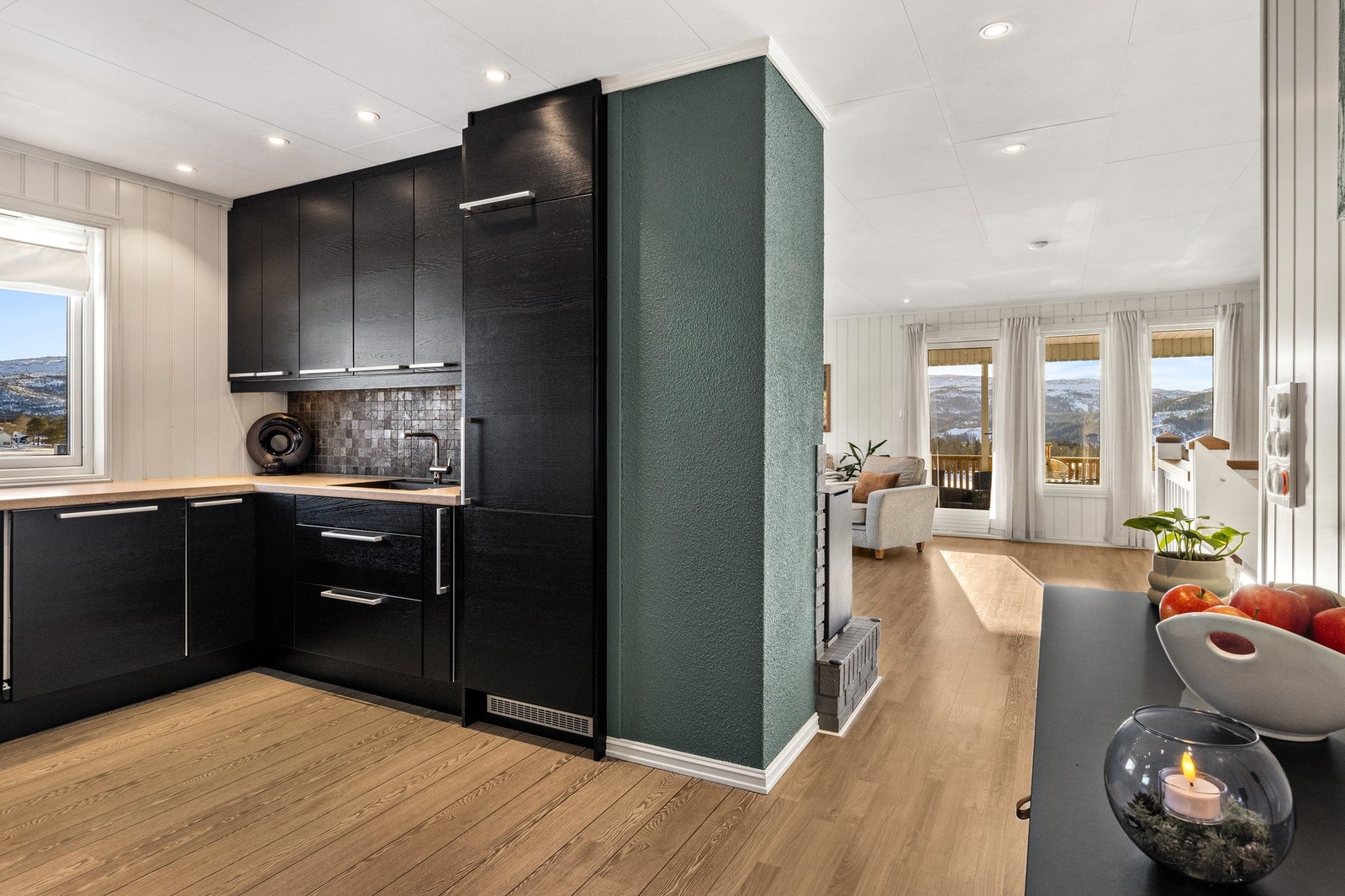 God romfølelse med delvis åpen løsning til kjøkkenet Galleribilde