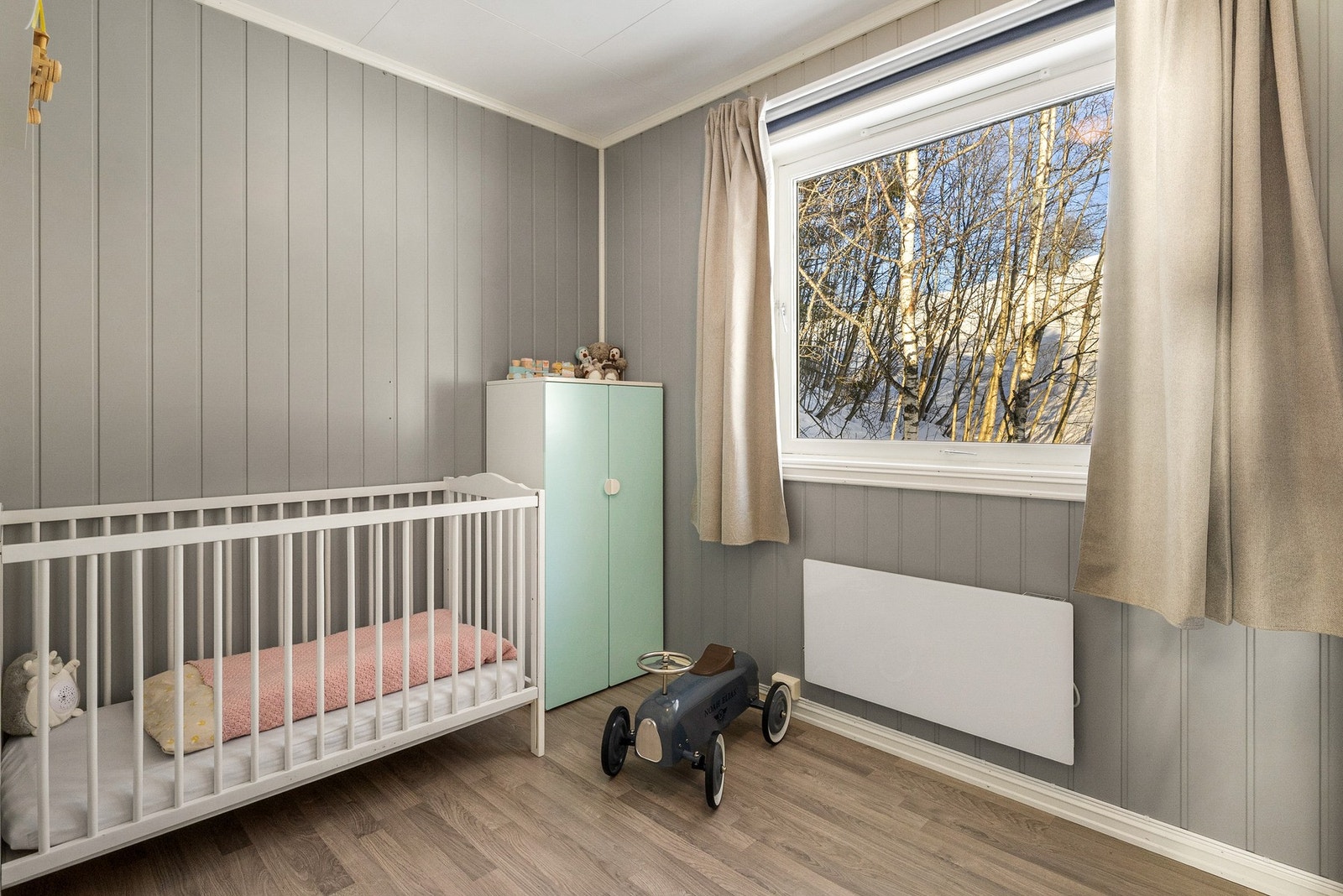 Det er to soverom på hovedplanet og ett soverom i underetasjen Galleribilde