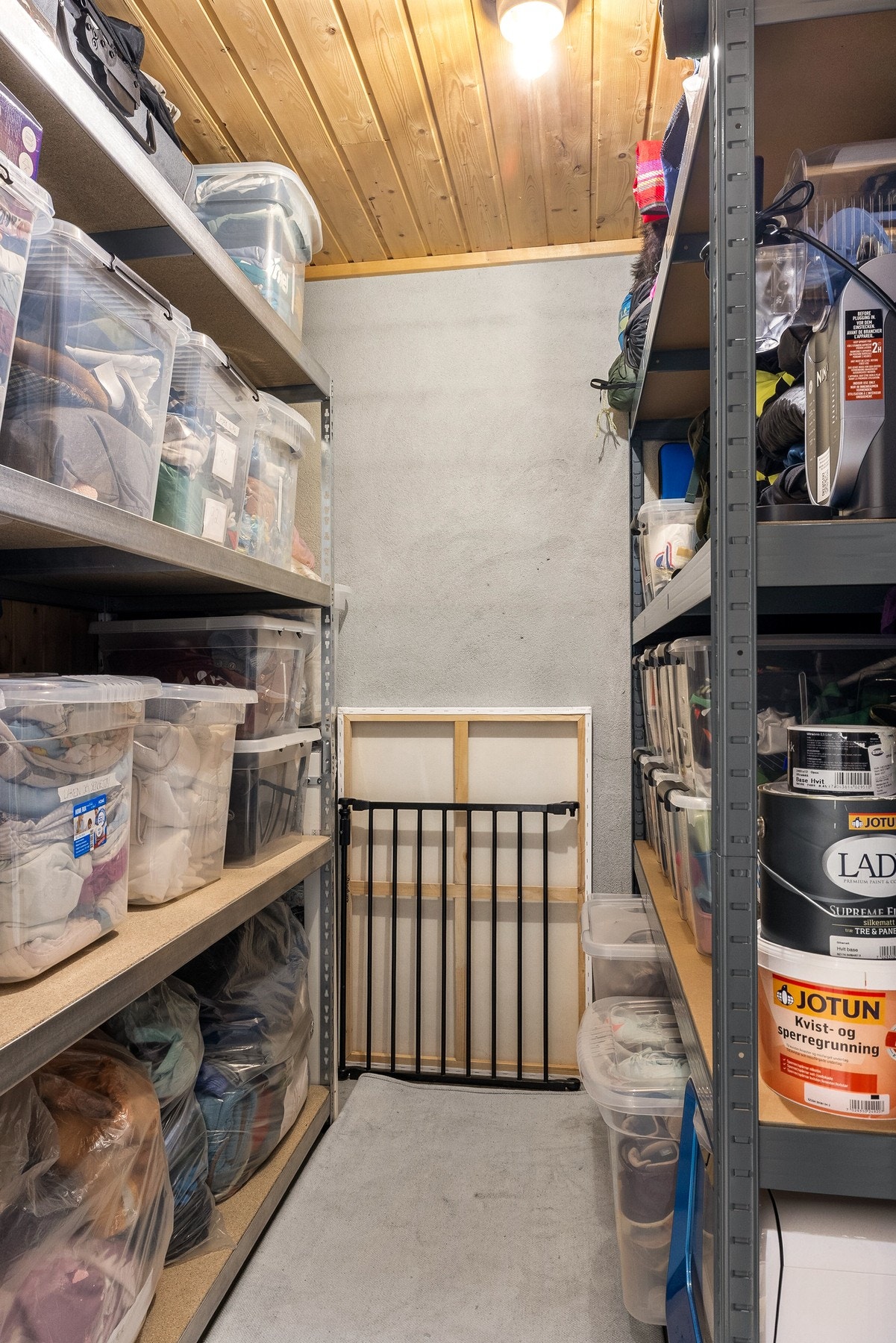 Det er to boder i underetasjen Galleribilde