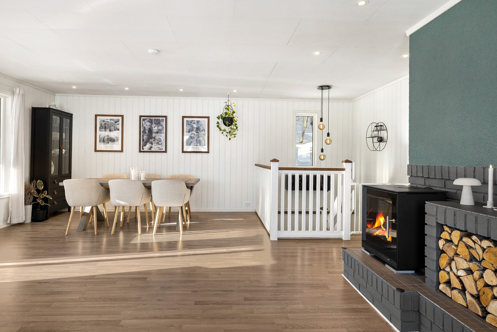 Velegnet sone for spisegruppe. God plass til både hverdag og gjester Galleribilde