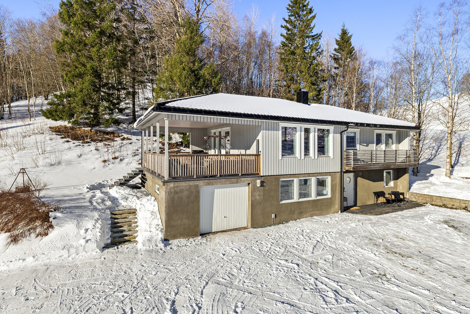 Gode parkeringsforhold med romslig gårdsplass, samt garasjerom i underetasjen Galleribilde