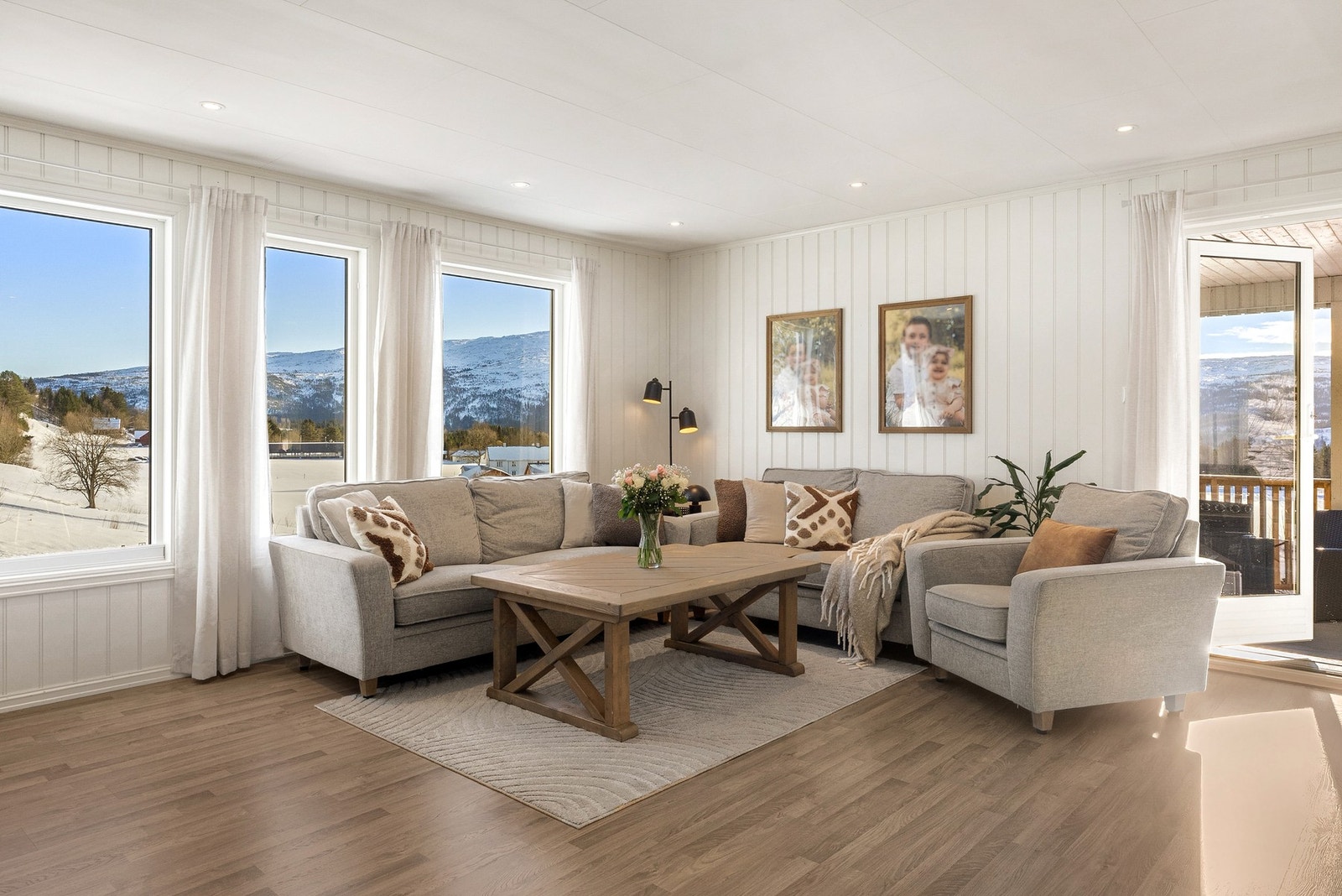 Lyse og oppgraderte overflater som gir en tidløs atmosfære Galleribilde