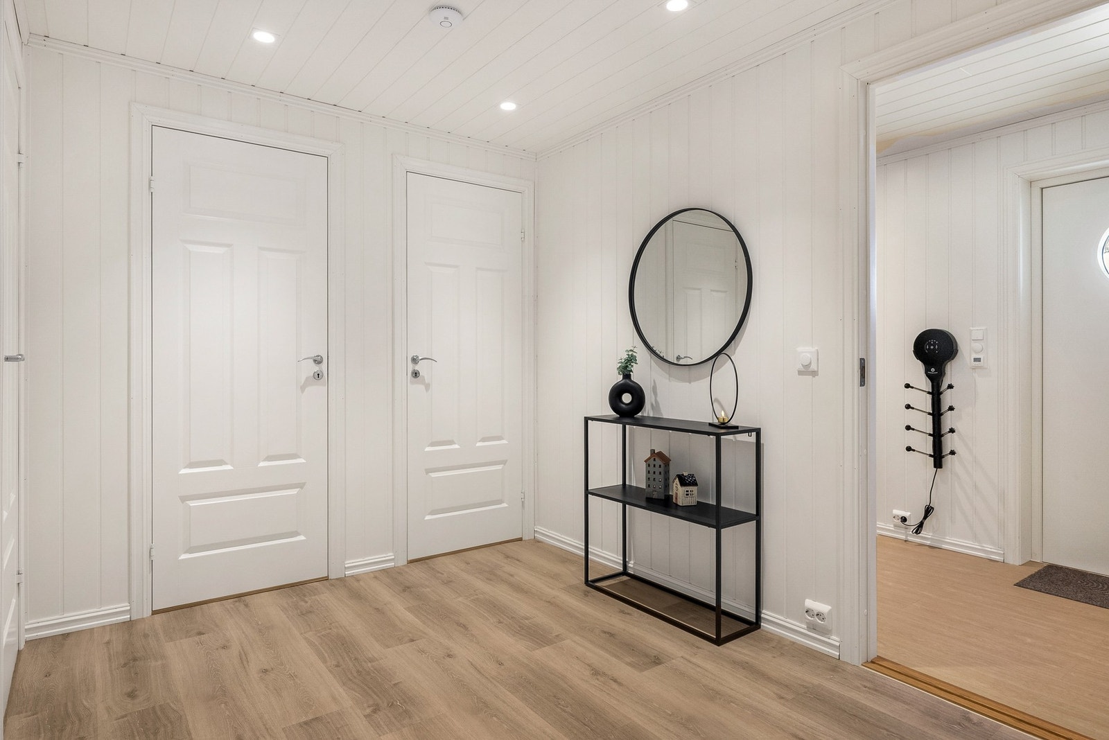 Hovedplanet består av stue, kjøkken, 2 soverom og bad Galleribilde