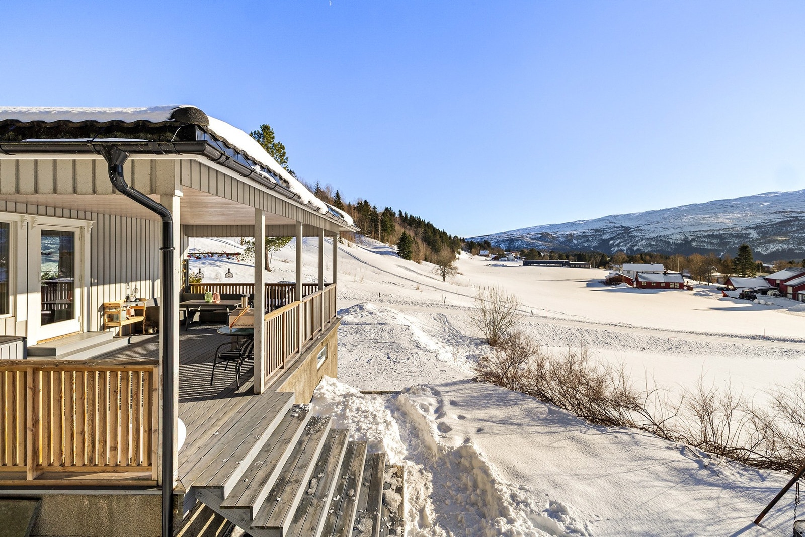 Boligen ligger fredelig til med utsikt mot natur og landlige omgivelser Galleribilde