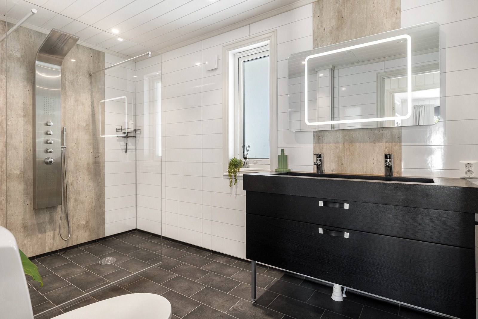 Delikat bad med god plass og tiltalende design Galleribilde