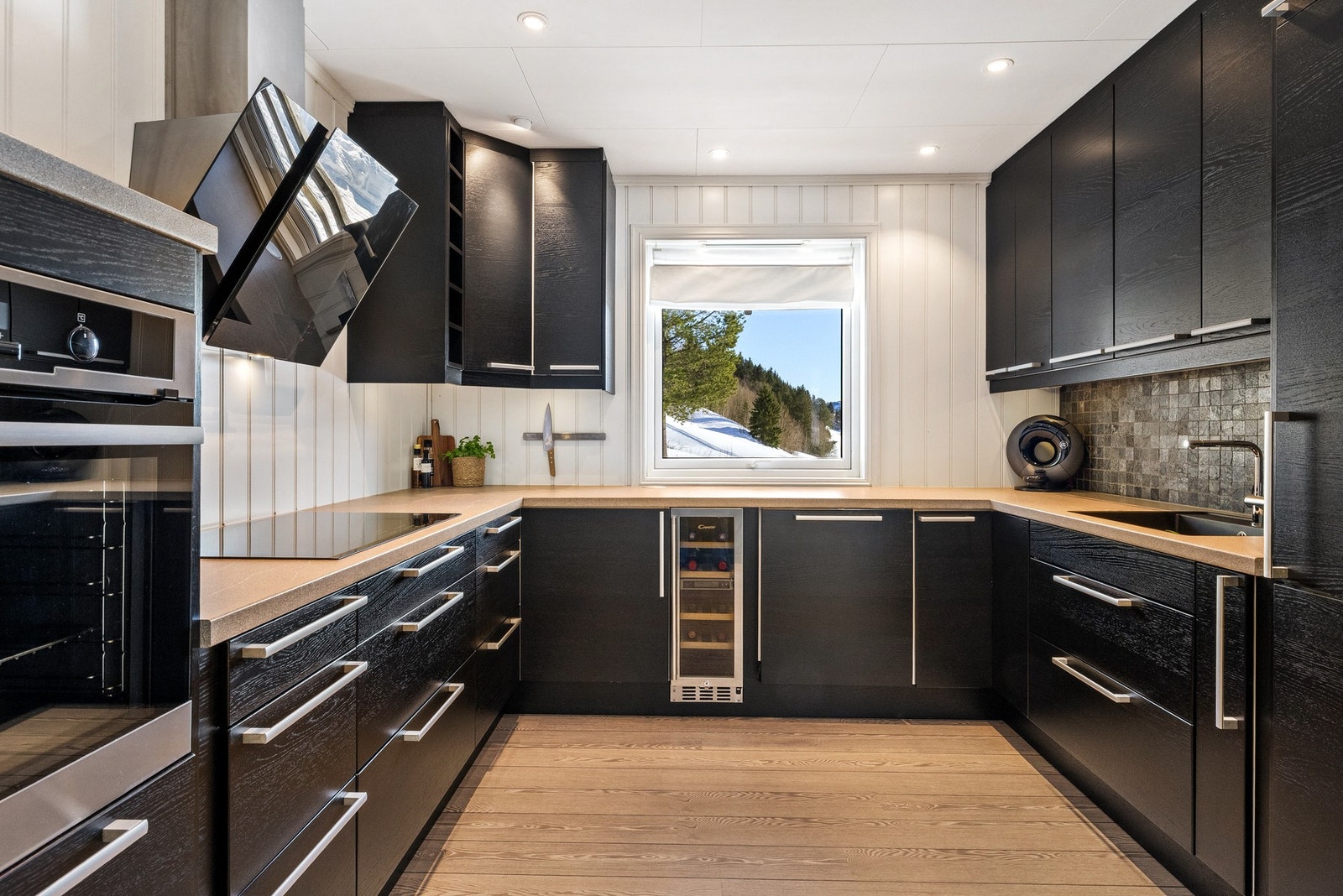 Moderne kjøkken med smarte oppbevaringsløsninger og et tiltalende uttrykk Galleribilde