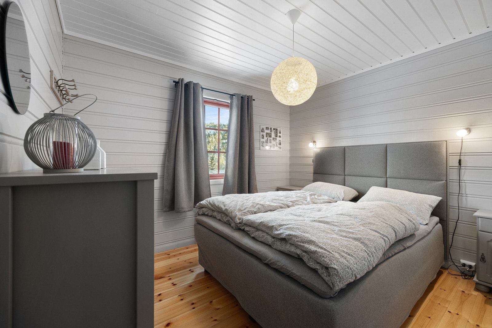 Hytta har tre soverom med en lys og lun atmosfære. Rommene har gjennomgående furugulv og panelte vegger og himlinger, malt i lyse toner som gir et rent og rolig uttrykk. Galleribilde