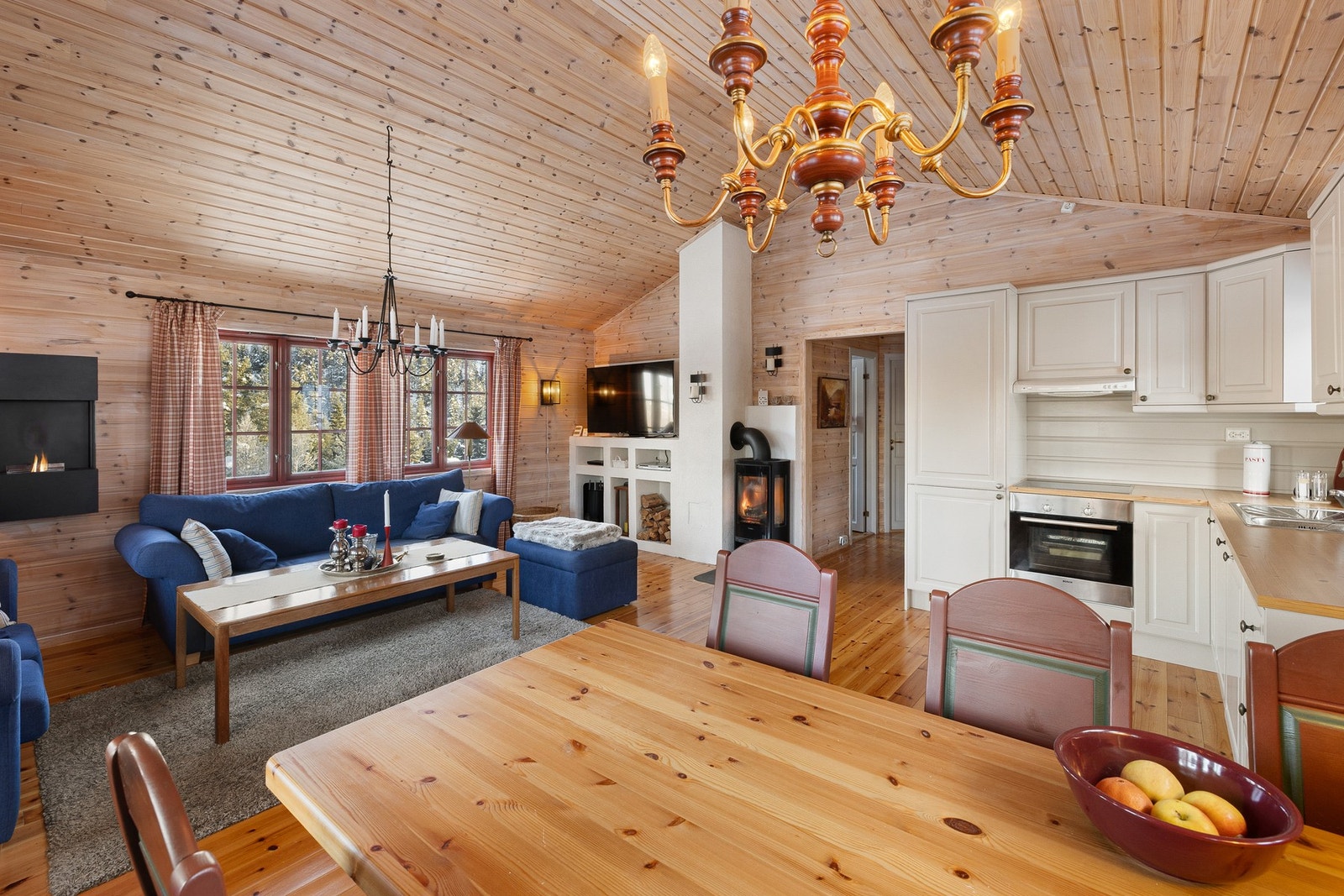 Det er god plass til både sofagruppe og spisebord, og rommet oppleves som naturlig samlingspunkt for familie og gjester. Galleribilde