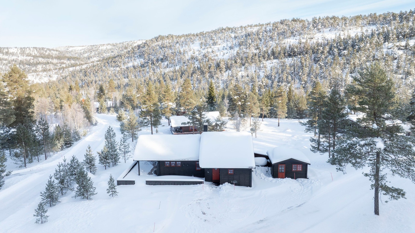 Privatmegleren Park v./Lars Jakob Aarak har gleden av å få presentere denne nydelige hytta med idyllisk beliggenhet på Havrefjell i Nissedal kommune. Galleribilde