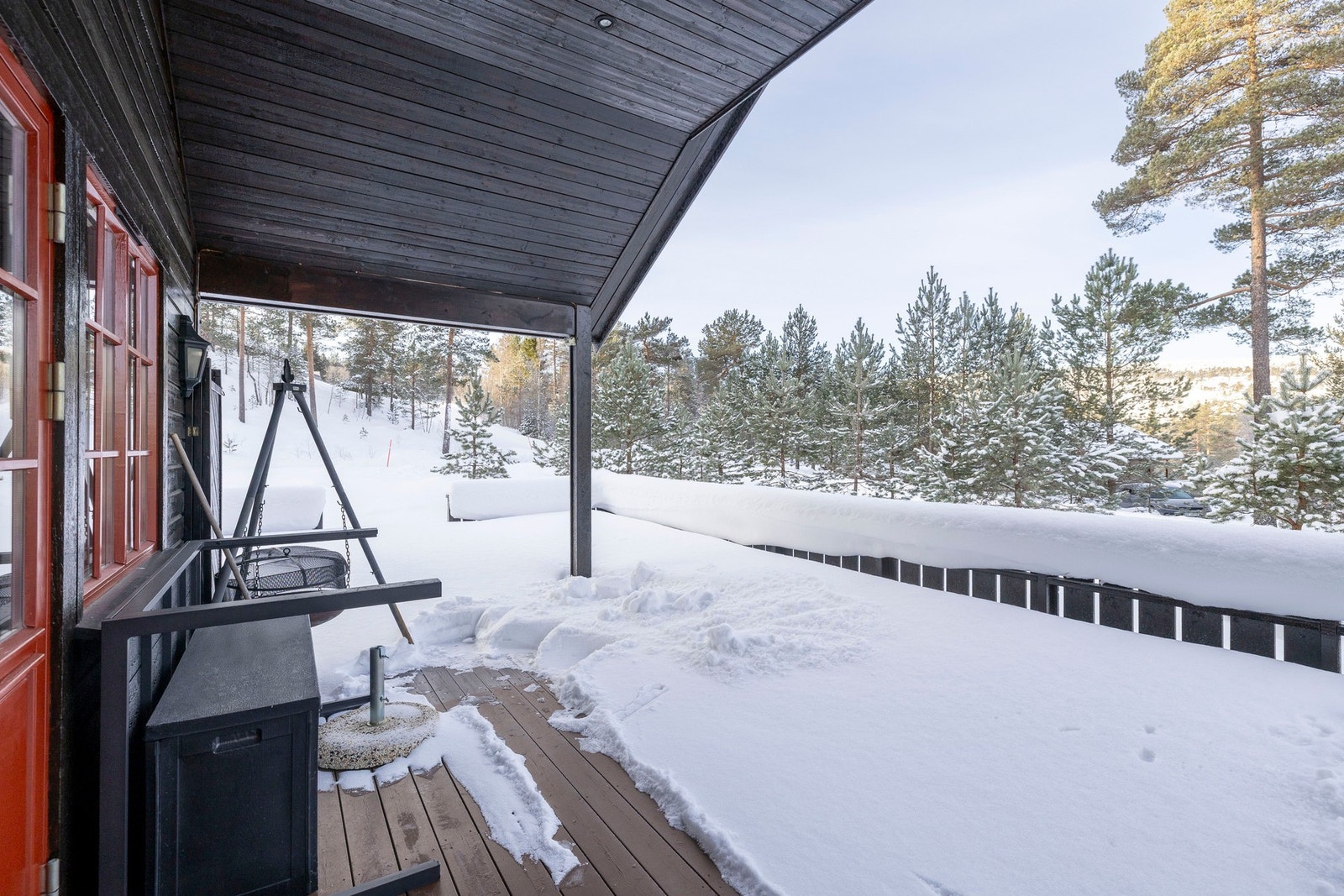 Overbygget terrasse gir en lun og skjermet uteplass, perfekt for å nyte utsikten året rundt. Galleribilde