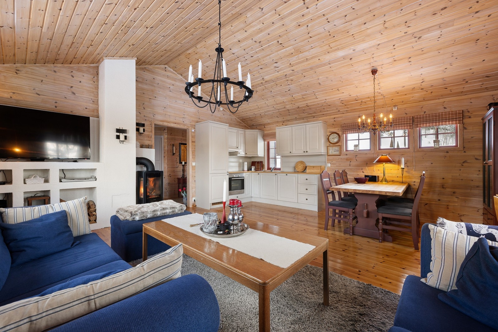 Stuen er romslig og innbydende med åpen løsning mot kjøkken og spiseplass, noe som gir en luftig og sosial romfølelse. Galleribilde